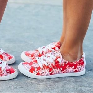Roxy red pattern shoes only worn once